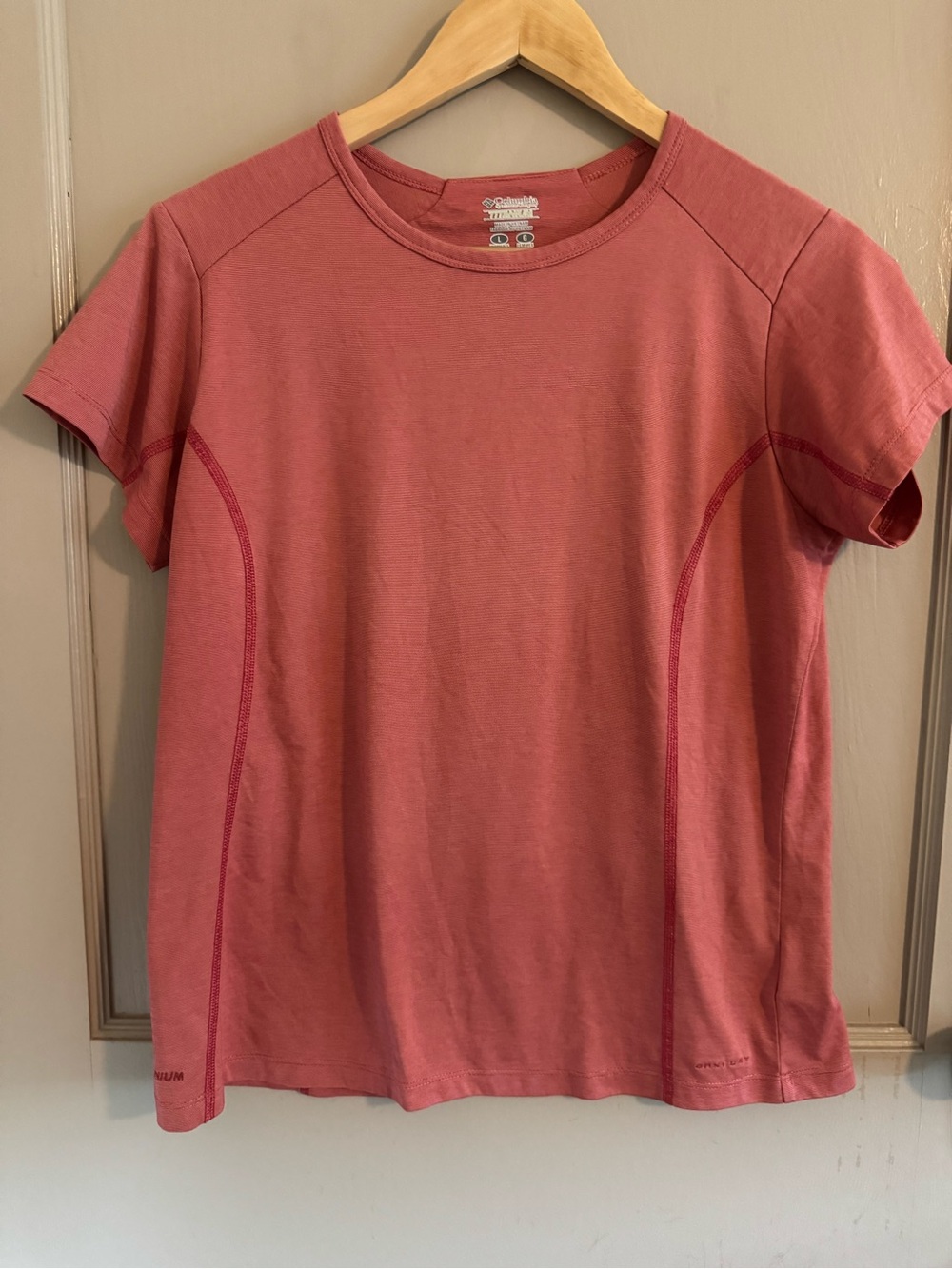 Columbia hiking Women's Short Sleeve Active Tee in Dusty Rose
